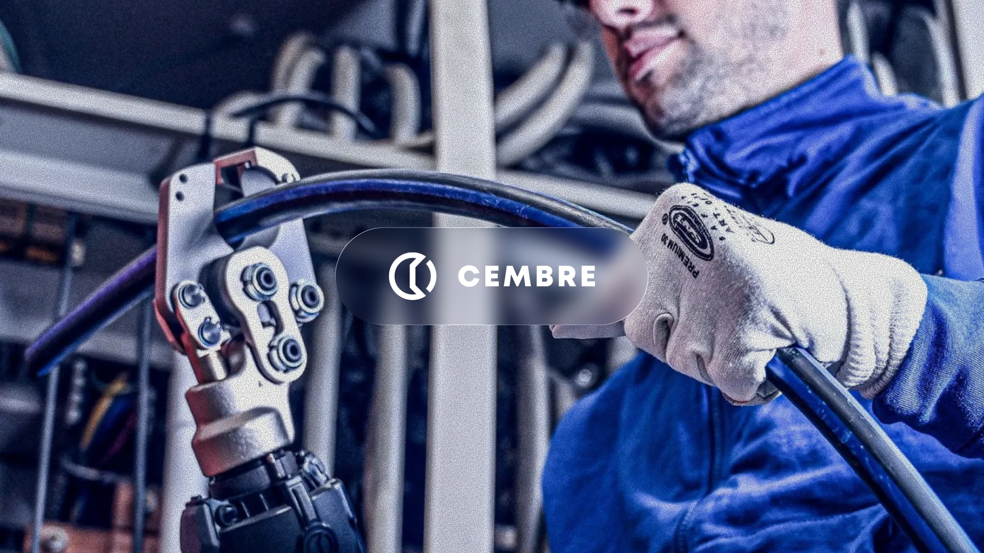 Cembre: tecnico al lavoro con utensile per connettori